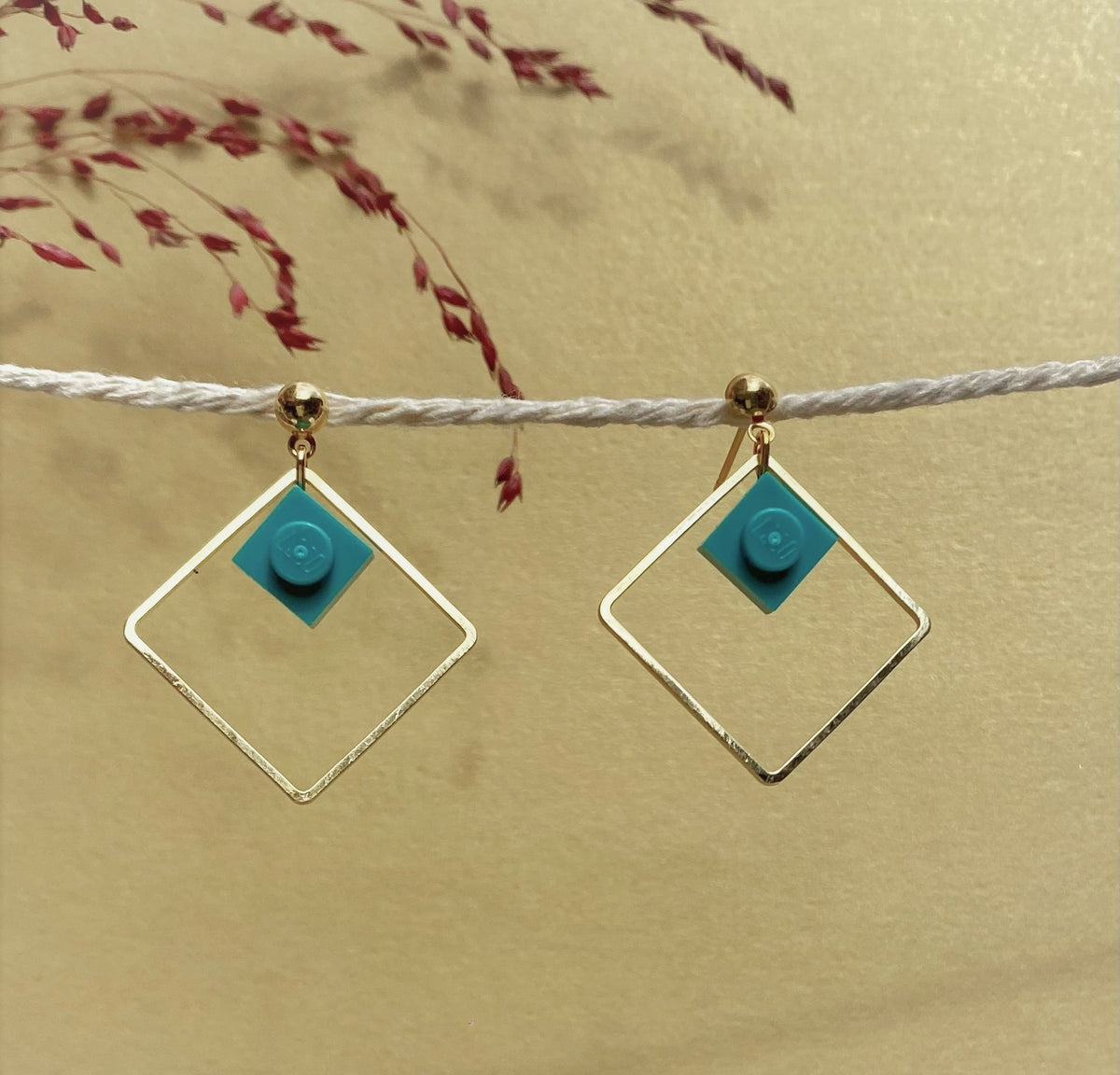 Boucles d'oreilles pendantes colorées avec un Lego bleu sarah lavoine