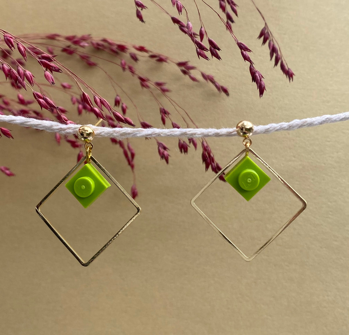 Boucles d'oreilles pendantes colorées avec un Lego vert kaki