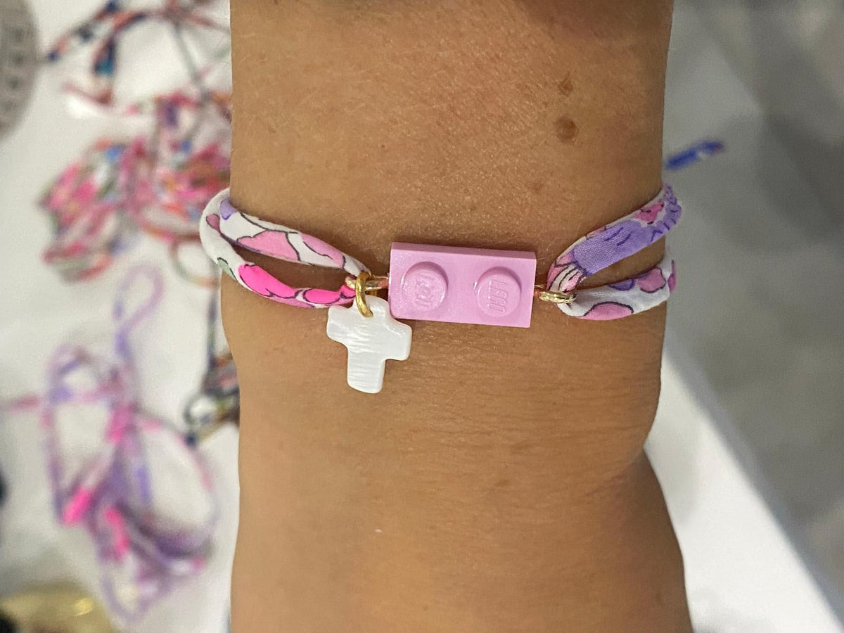 Collection de bracelets, collier et boucles d'oreilles catholiques à offrir pour un sacrement religieux. Chaque bijoux est fait avec une brique de Lego plate symbole de la construction de la vie chrétienne et d'une croix nacrée