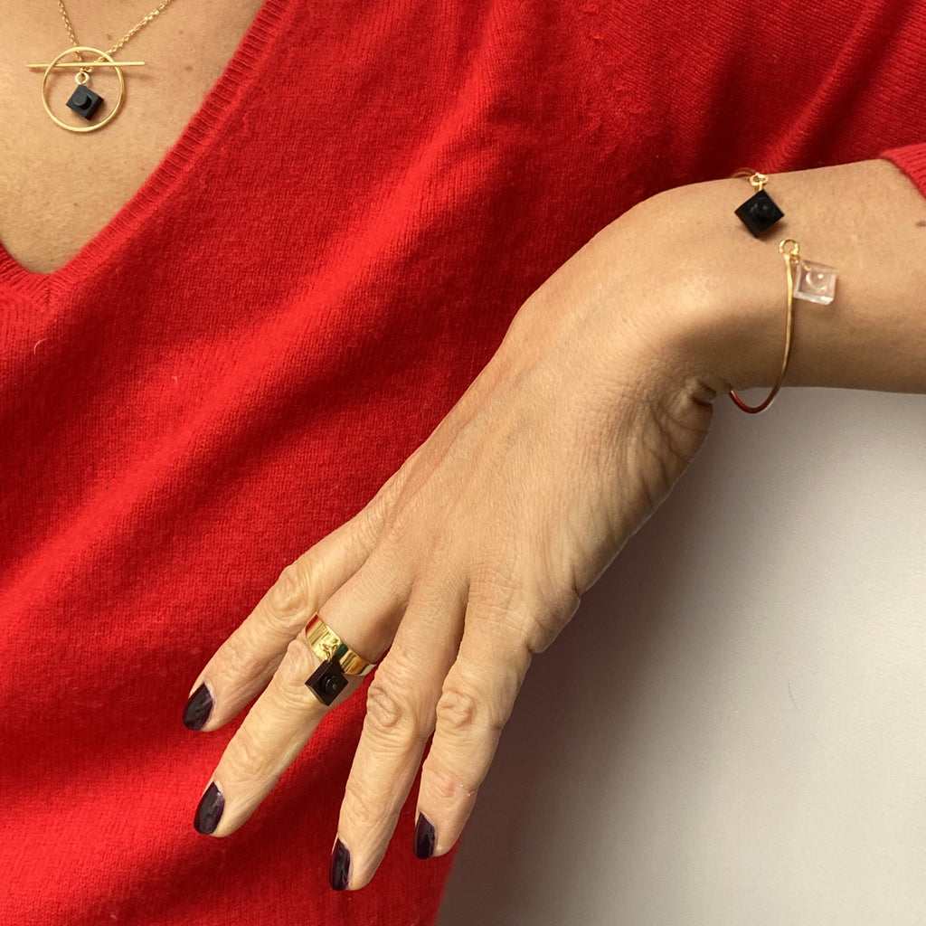 Un grand choix de colliers, bagues, bracelets raffinés avec une petite brique de Lego déclinés en pleins de couleurs, selon vos goûts
