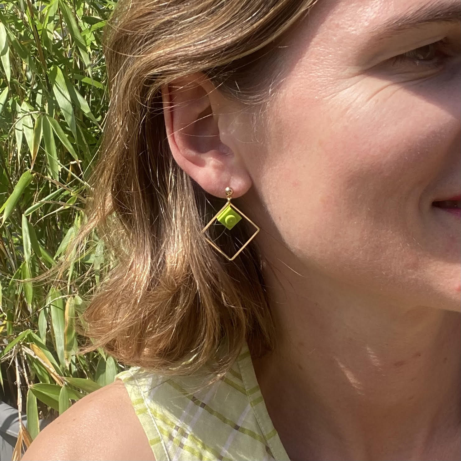 Boucles d'oreilles pendantes colorées avec un Lego vert