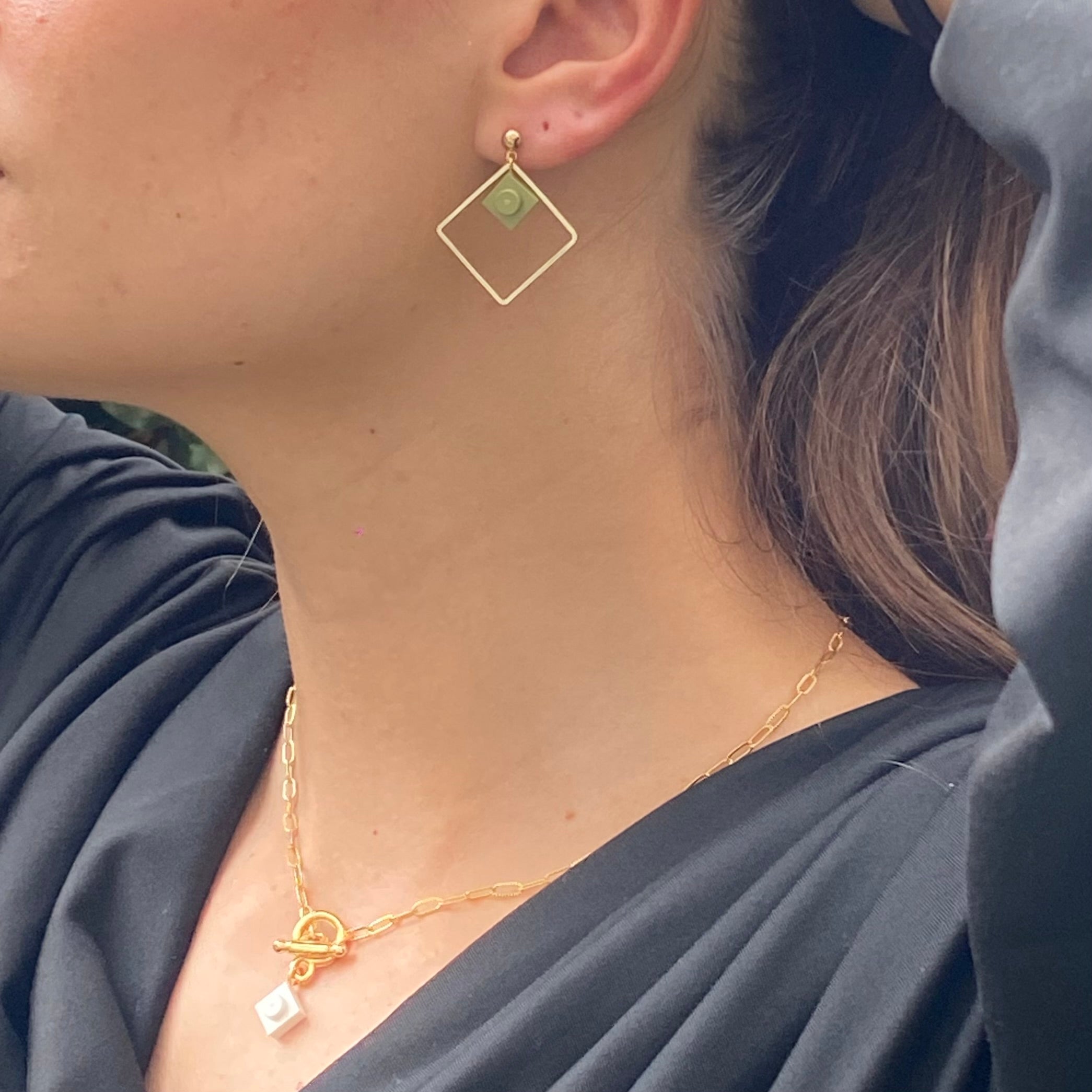 Boucles d'oreilles pendantes colorées avec un Lego kaki