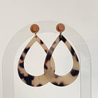 Boucles d’oreilles élégantes en acétate écaille de tortue avec clou d’oreille en brique Lego noire, pour un effet tendance animale dans des teintes peau. 