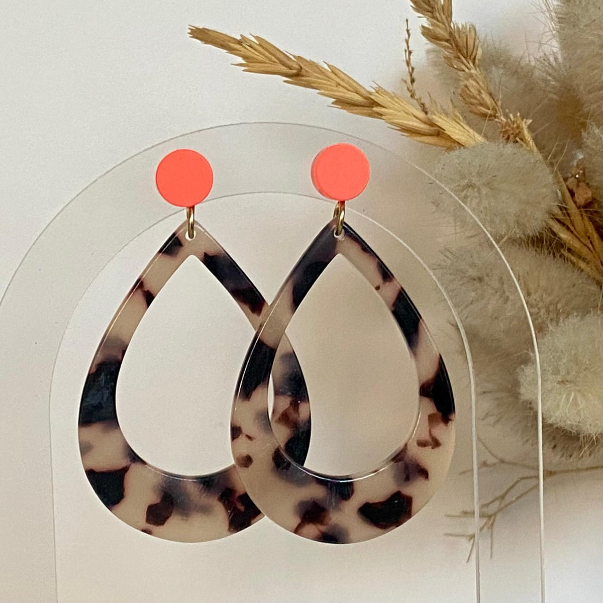 Boucles d’oreilles goutte en acétate écaille de tortue avec clou d’oreille en brique Lego plate corail pour donner une touche de peps à l'ensemble et illuminer le visage.