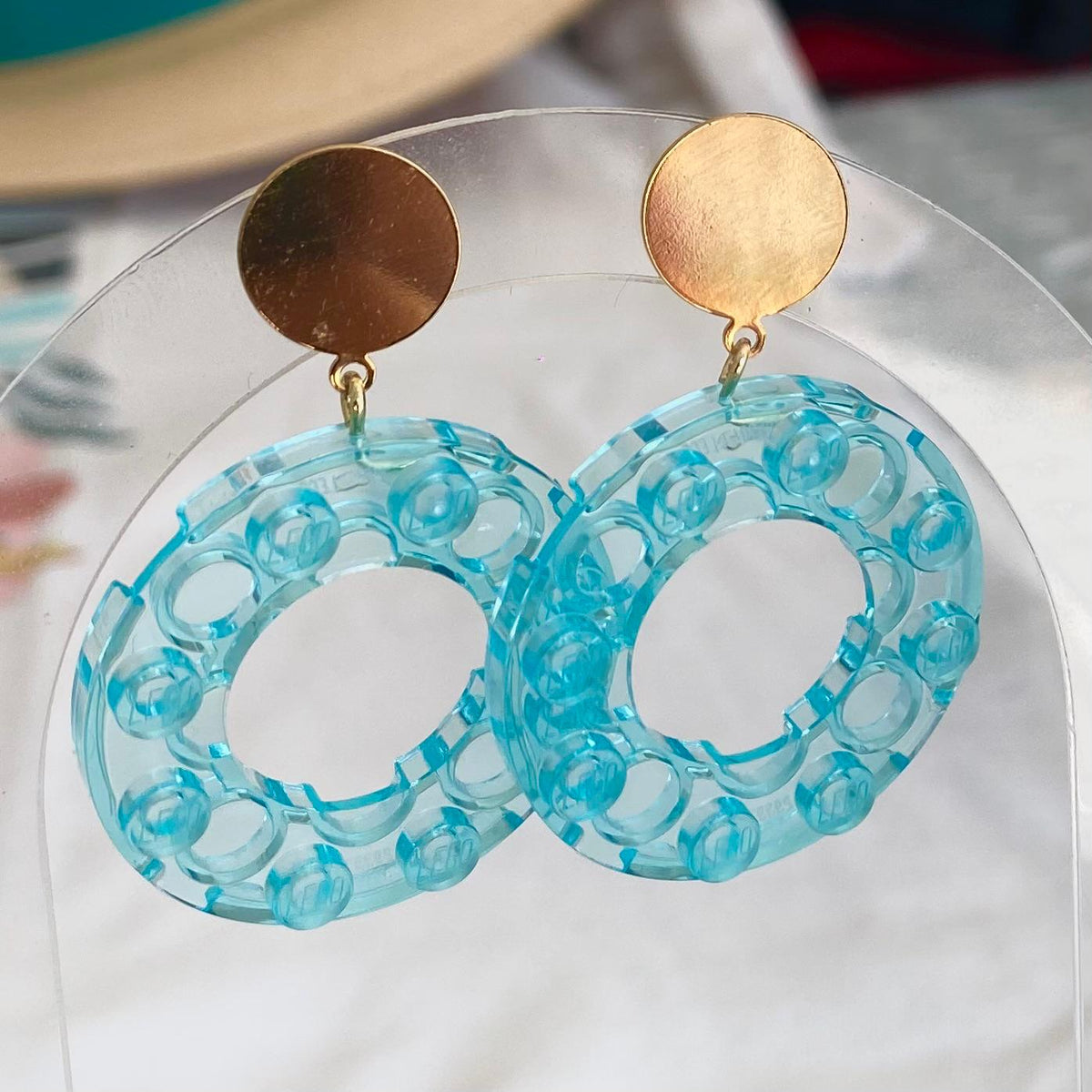 Boucles d'oreilles d'été bouée Lego suspendu à l'oreille par une pastille or
