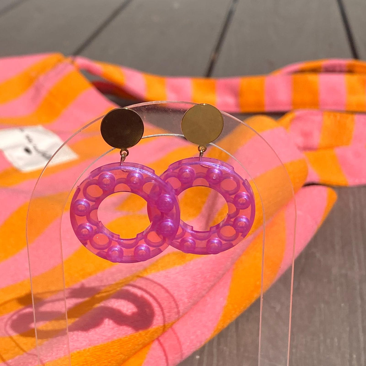 Boucles d'oreilles d'été bouée Lego de sauvetage rose irisé suspendu à l'oreille par une pastille dorée comme un soleil