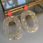 Boucles d'oreille paillettes or et Lego avec pièces ovales en acétate et pastilles Lego colorées.