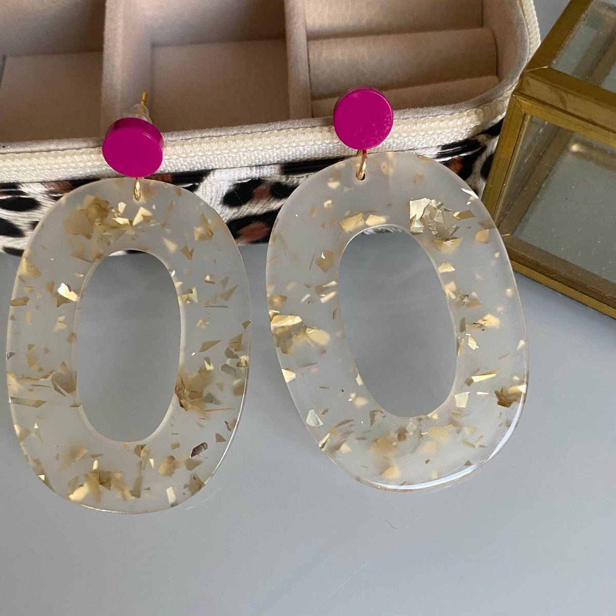 Boucles d'oreille paillettes or et Lego en acétate blanc avec pastille Lego rose.