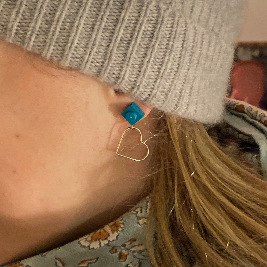 Adorables boucles d'oreilles avec un coeur doré et une brique de Lego bleu paon, le cadeau idéal st valentin