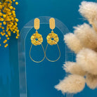 Boucles d'oreilles chic avec un Lego plat original, sans tenon  auquel est accroché une goutte en fil doré et un soleil. Un bijou raffiné aux teintes make-up poudrées.