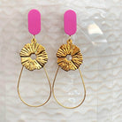 Boucles d'oreilles raffinées avec une brique tuile de Lego ovale à l'oreille associée avec une fine goutte et une pièce dorée comme un soleil suspendu. Le Lego apporte la touche de couleur à ce bijou fantaisie.