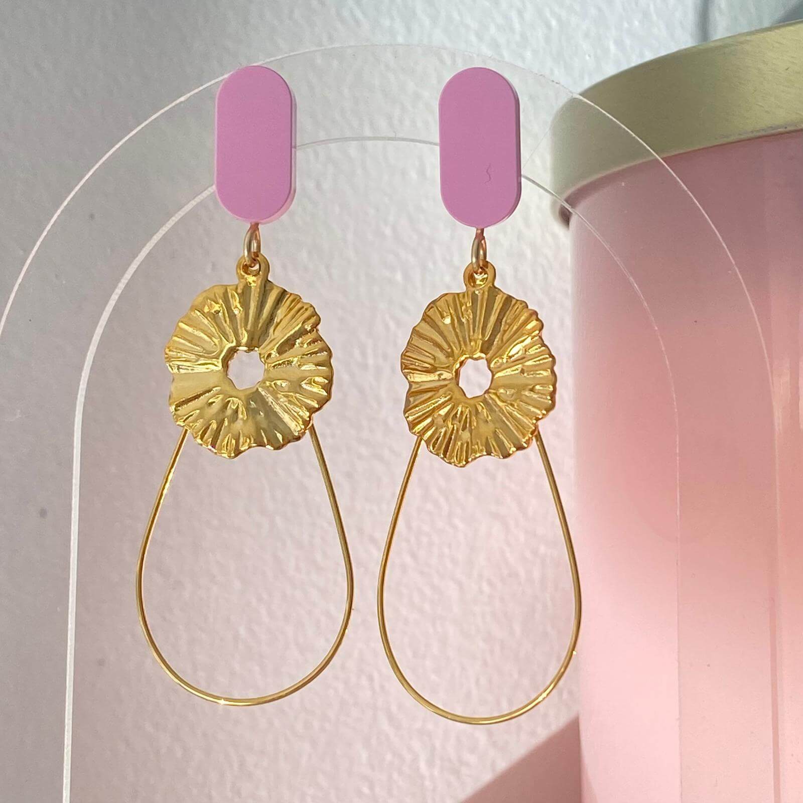 Boucles d'oreilles chic avec un Lego lisse et discret auquel est accroché une goutte en fil doré et un soleil. Un bijou raffiné aux teintes peau et rosées