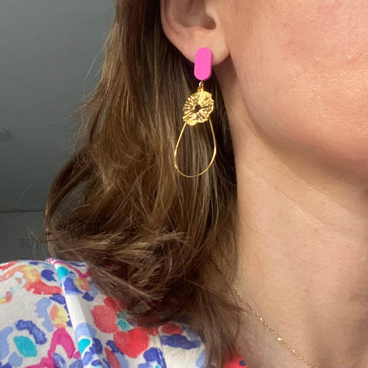 Boucles d'oreilles chic avec un Lego tuile ovale à l'oreille associée avec une fine goutte et une pièce dorée comme un soleil suspendu. Le Lego apporte la touche de couleur à ce bijou fantaisie.