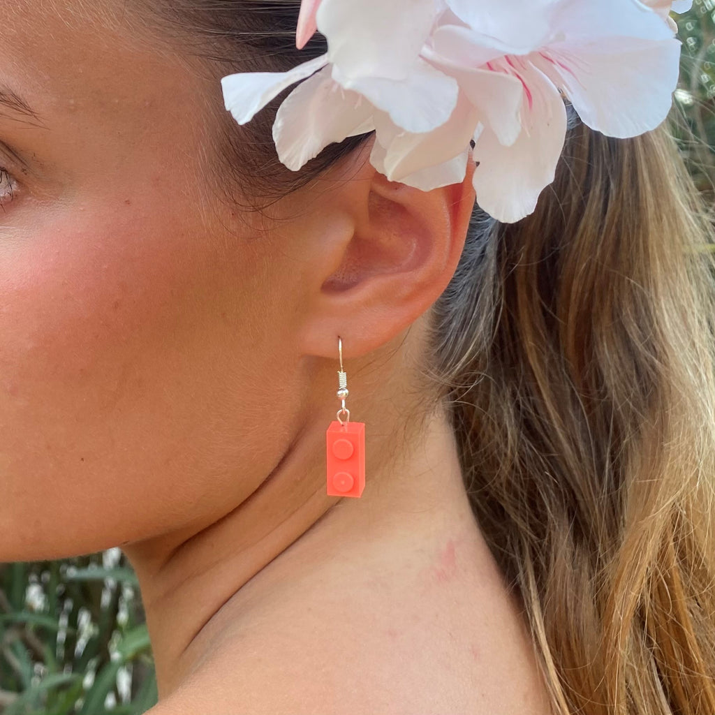 Boucles d'oreilles pendantes en brique Lego® rose corail, régressives, modernes avec une touche ludique, accessoires tendances.