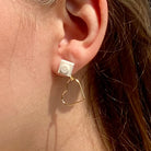 Boucles d'oreilles en forme de coeur pour les amoureux, accroché à l'oreille par une petite brique Lego blanche, boucles d'oreilles pendantes spécial St Valentin
