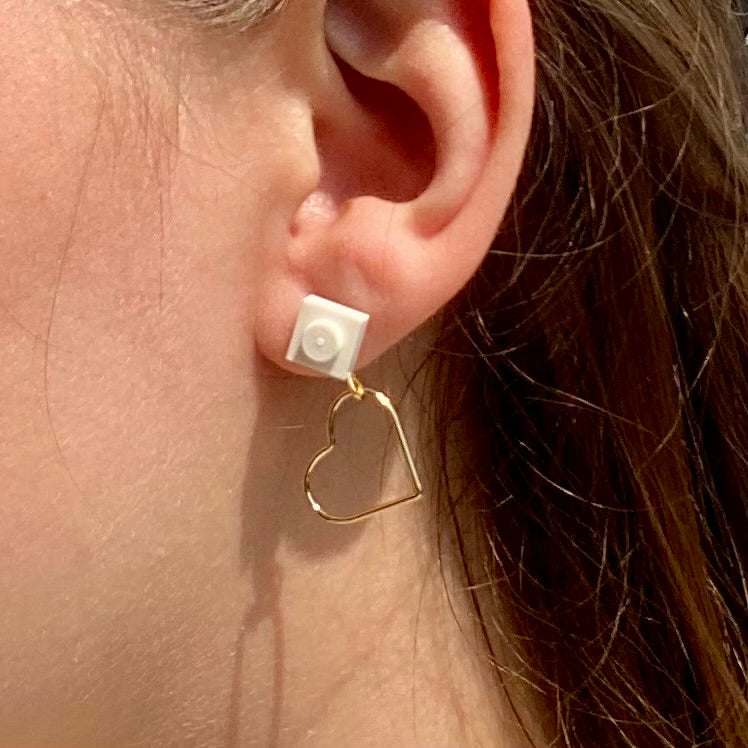 Boucles d'oreilles en forme de coeur pour les amoureux, accroché à l'oreille par une petite brique Lego blanche, boucles d'oreilles pendantes spécial St Valentin