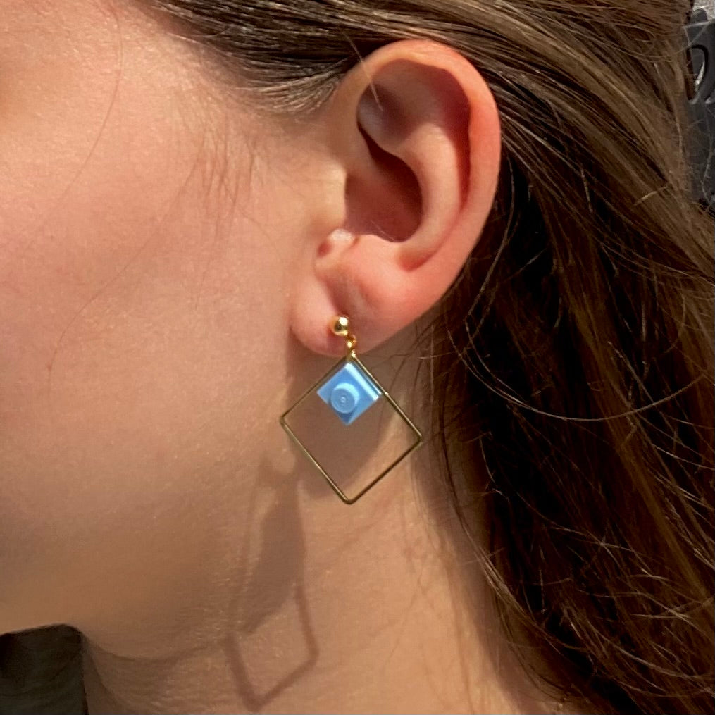 Boucles d'oreilles pendantes colorées avec un Lego bleu pastel
