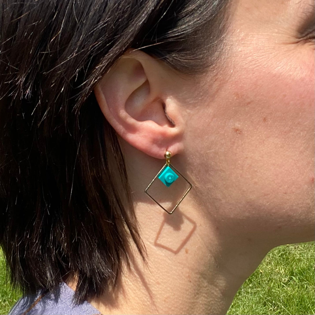 Boucles d'oreilles pendantes colorées avec un Lego bleu clair