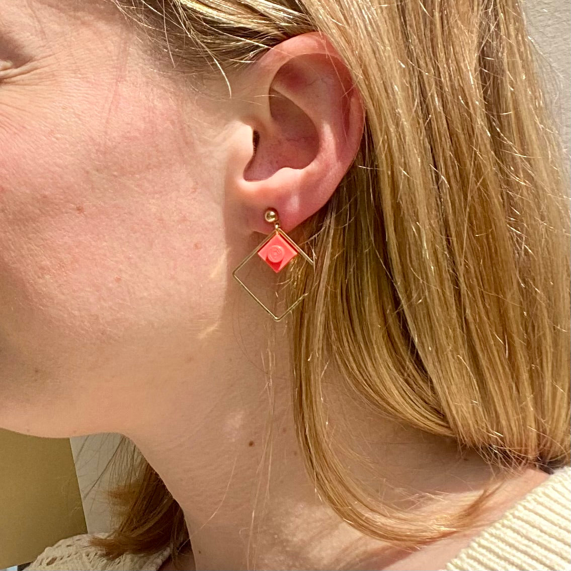 Boucles d'oreilles pendantes colorées avec un Lego corail