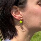 Boucles d'oreilles pendantes colorées avec un Lego vert bambou