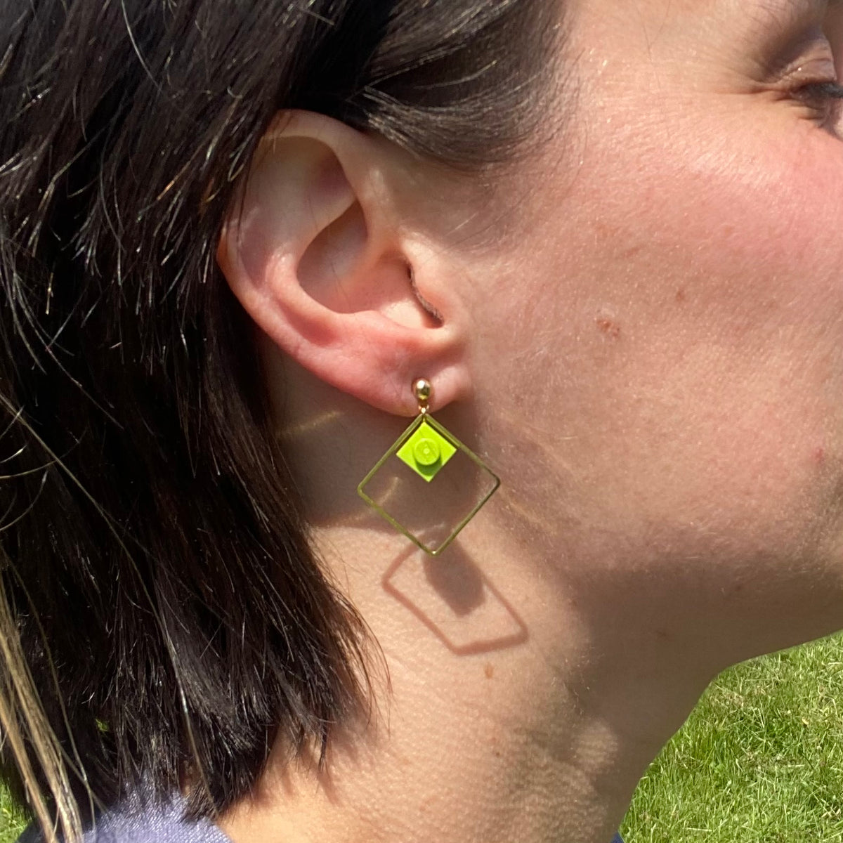 Boucles d'oreilles pendantes colorées avec un Lego vert bambou