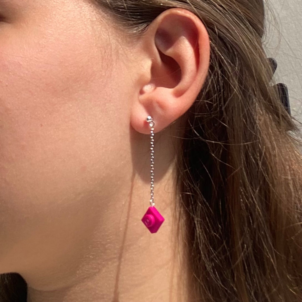 Boucles d'oreilles pas cher pendantes minimalistes avec une chaine en acier inoxydable et une brique de Lego rose fushia