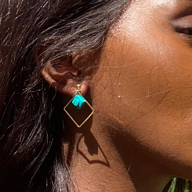 Boucles d'oreilles pendantes colorées avec un Lego bleu paon
