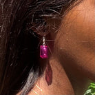 Boucles d'oreilles pendantes argentées avec briques Lego® roses, ajoutant une touche colorée à votre look.