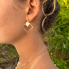 Boucles d'oreilles pendantes colorées avec un Lego blanc
