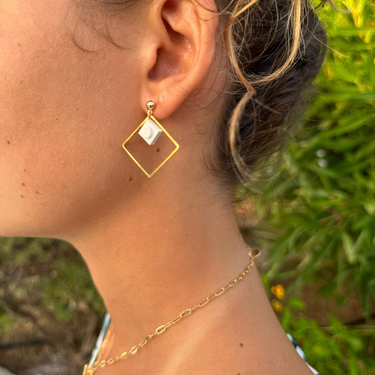 Boucles d'oreilles pendantes colorées avec un Lego blanc
