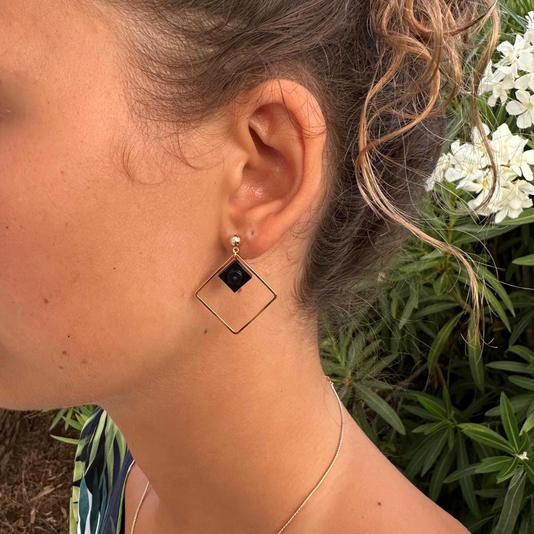 Boucles d'oreilles pendantes colorées avec un Lego noir