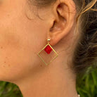 Boucles d'oreilles pendantes colorées avec un Lego rouge transparent
