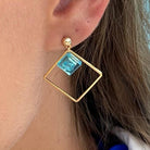 Boucles d'oreilles pendantes colorées avec un Lego bkeu turquoise transparent