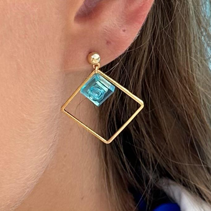 Boucles d'oreilles pendantes colorées avec un Lego bkeu turquoise transparent
