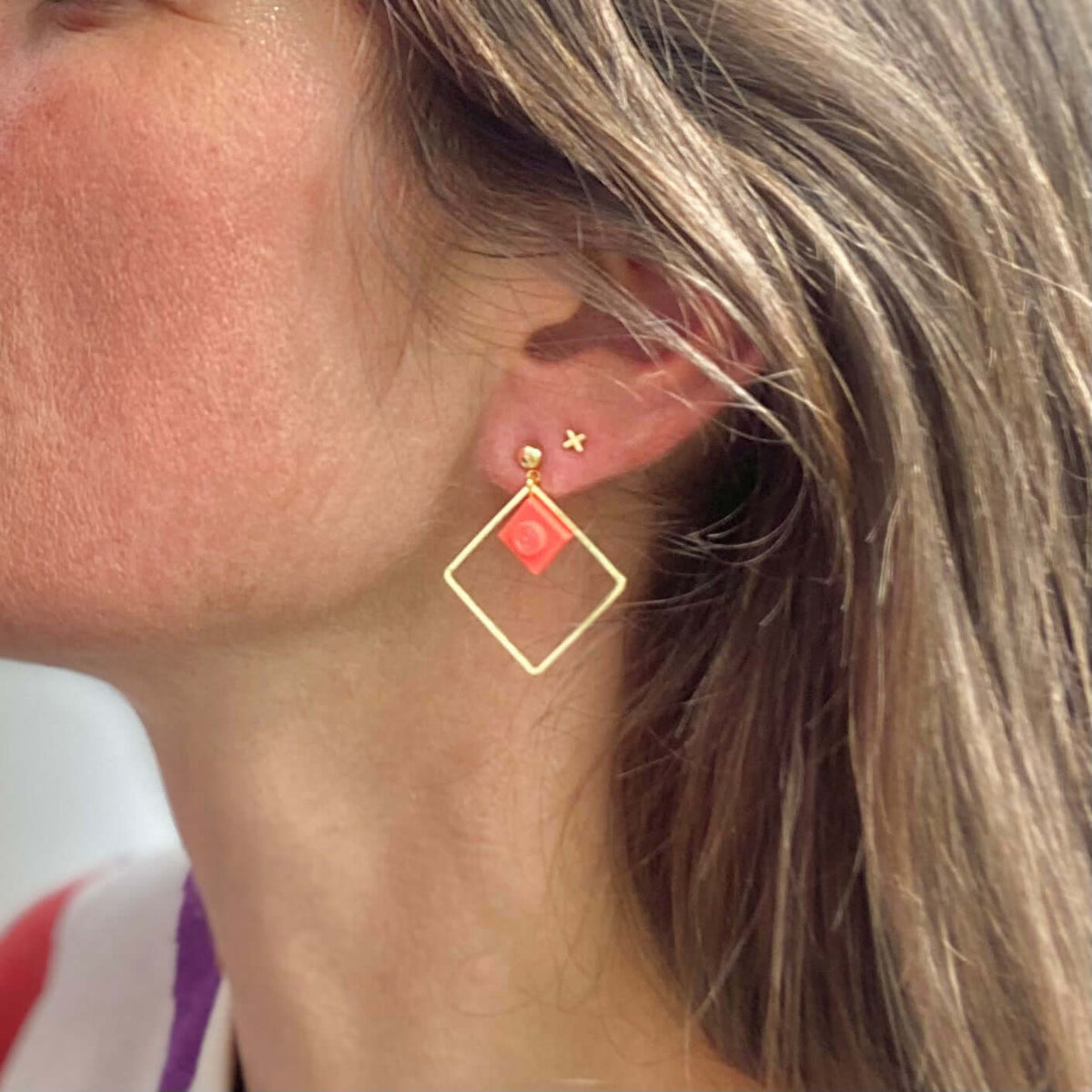 Boucles d'oreilles pendantes colorées avec un Lego rose corail