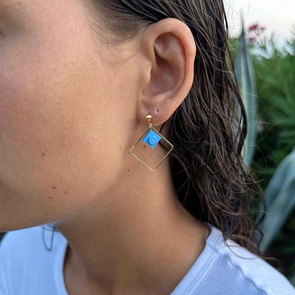 Boucles d'oreilles pendantes colorées avec un Lego bleu