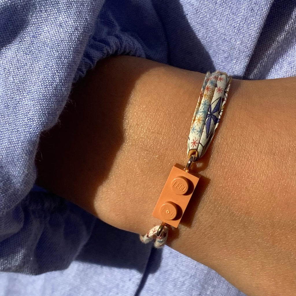 Bracelet Lego coloré avec un cordon en Liberty Adeladja beige ajustable. Bracelet pour enfant avec une brique Lego 1x2 