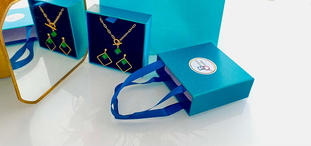 Emballage cadeau pour parure de bijoux fantaisie colorés avec une mini brique Lego. Emballage gratuit pour les parure de collier et boucles d'oreilles à partir de 40€d'achat.
