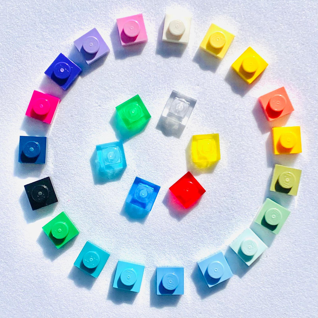 Plus de 25 couleurs de briques Lego pour personnaliser les boucles d'oreilles et autres bijoux colorés fantaisie de Brique d'Oreille. Craquez pour les teintes opaques flashy, pastels ou intemporelles. Admirez les briques Lego translucides, effet pierres précieuses, pour un rendu très chic dans les grandes occasions: mariages, anniversaires...