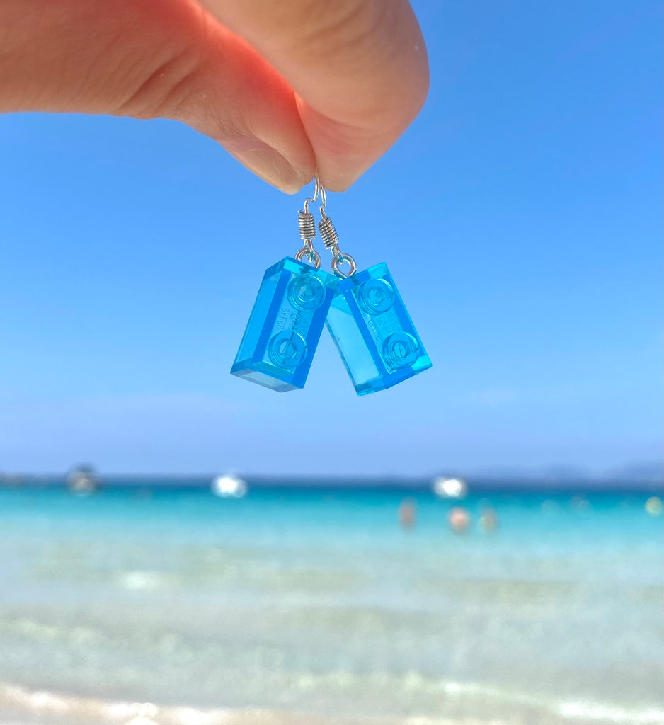 Boucles d'oreilles pendantes en brique Lego® bleu, parfaites pour compléter vos looks estivaux à la plage.