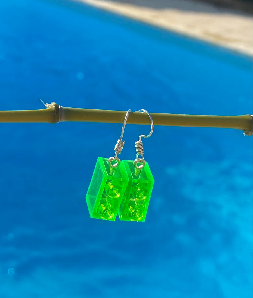Boucles d'oreilles vertes en Lego® suspendues, légères et amusantes, parfaites pour égayer votre look d'été.