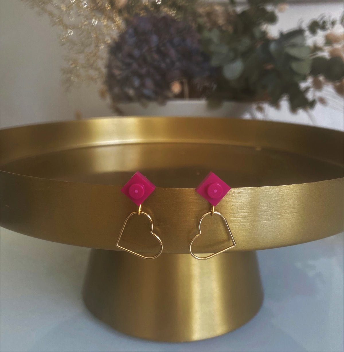 Boucles d'oreilles à offrir, associant une petite brique Lego rose pivoine et un adorable petit coeur doré. Petit cadeau parfait pour la st valentin