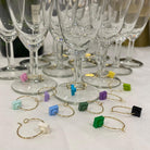 Marque-verres en acier inox avec des briques Lego colorées, idéaux pour soirées nombreuses.
