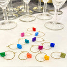Marque-verres originaux: 12 petites briques de Lego de couleurs différentes pour vous permettre de reconnaître votre verre en soirée ou dans les réunions de famille.  