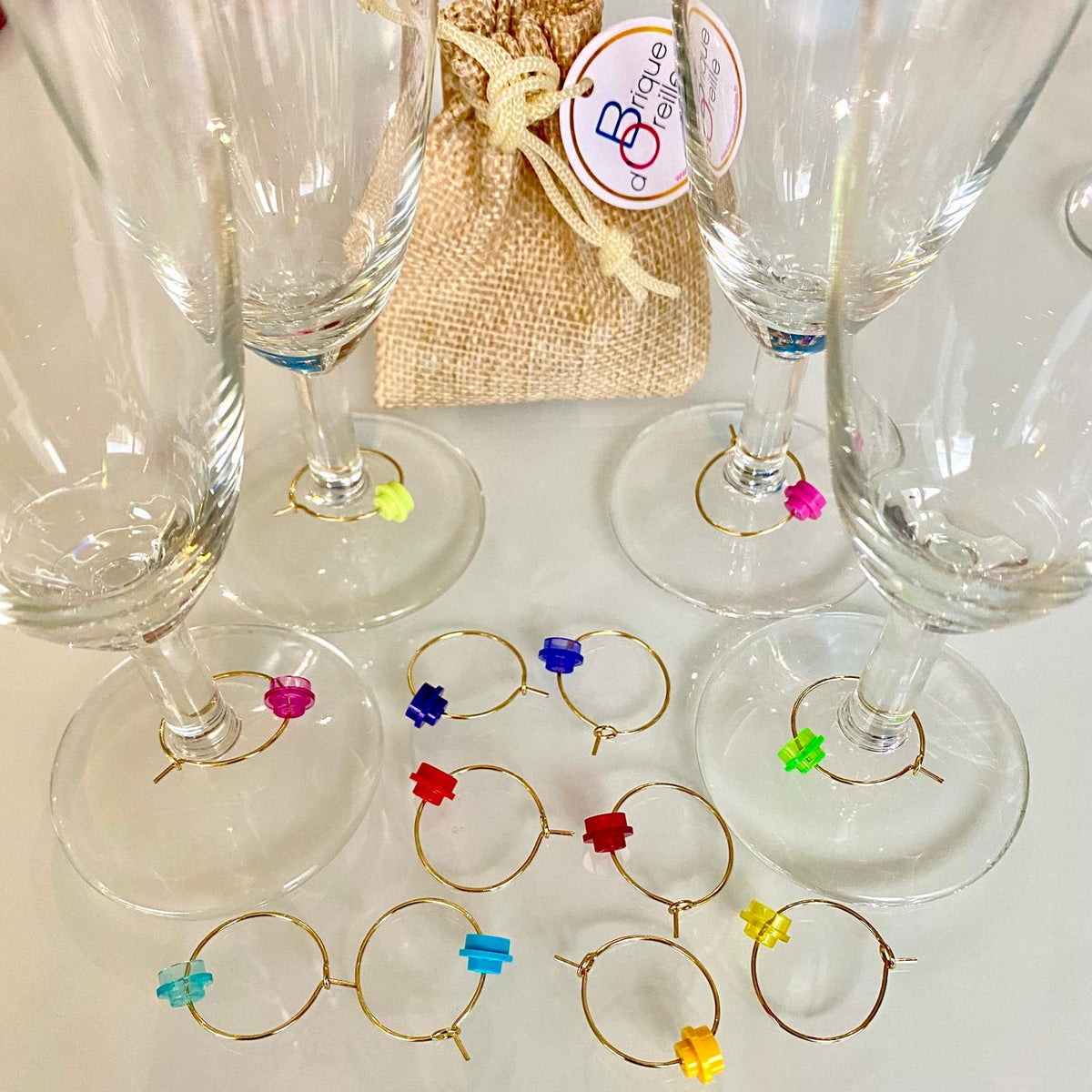 Marque-verres en acier inox, bijoux colorés en forme de brique Lego pour soirées festives avec amis.