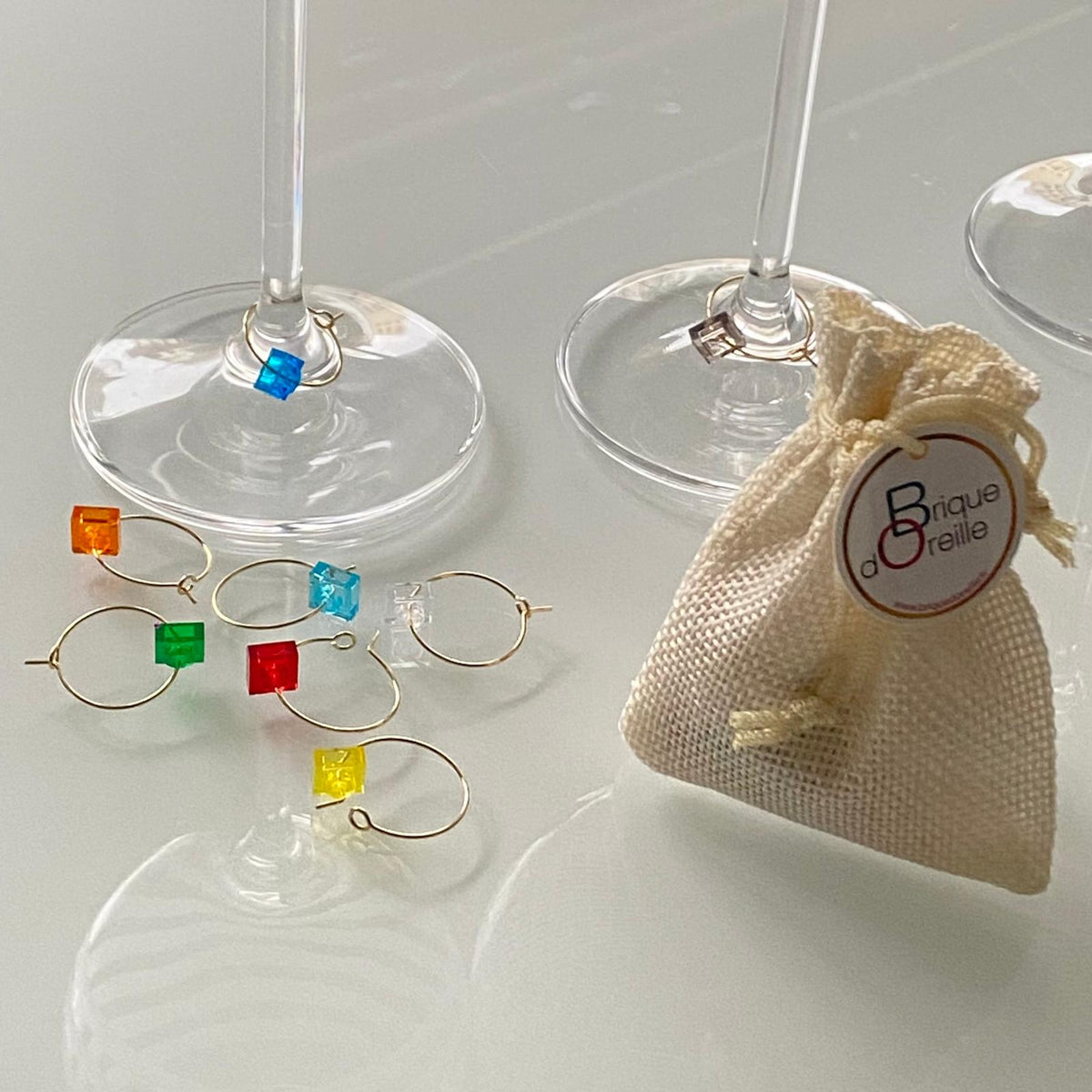 Marque-verres en acier inox pour identifier vos verres à pieds lors des soirées, style Lego coloré et unique.