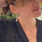 Boucles d'oreilles pendantes colorées fantaisies avec brique Lego, chaine dorée, style original et léger.