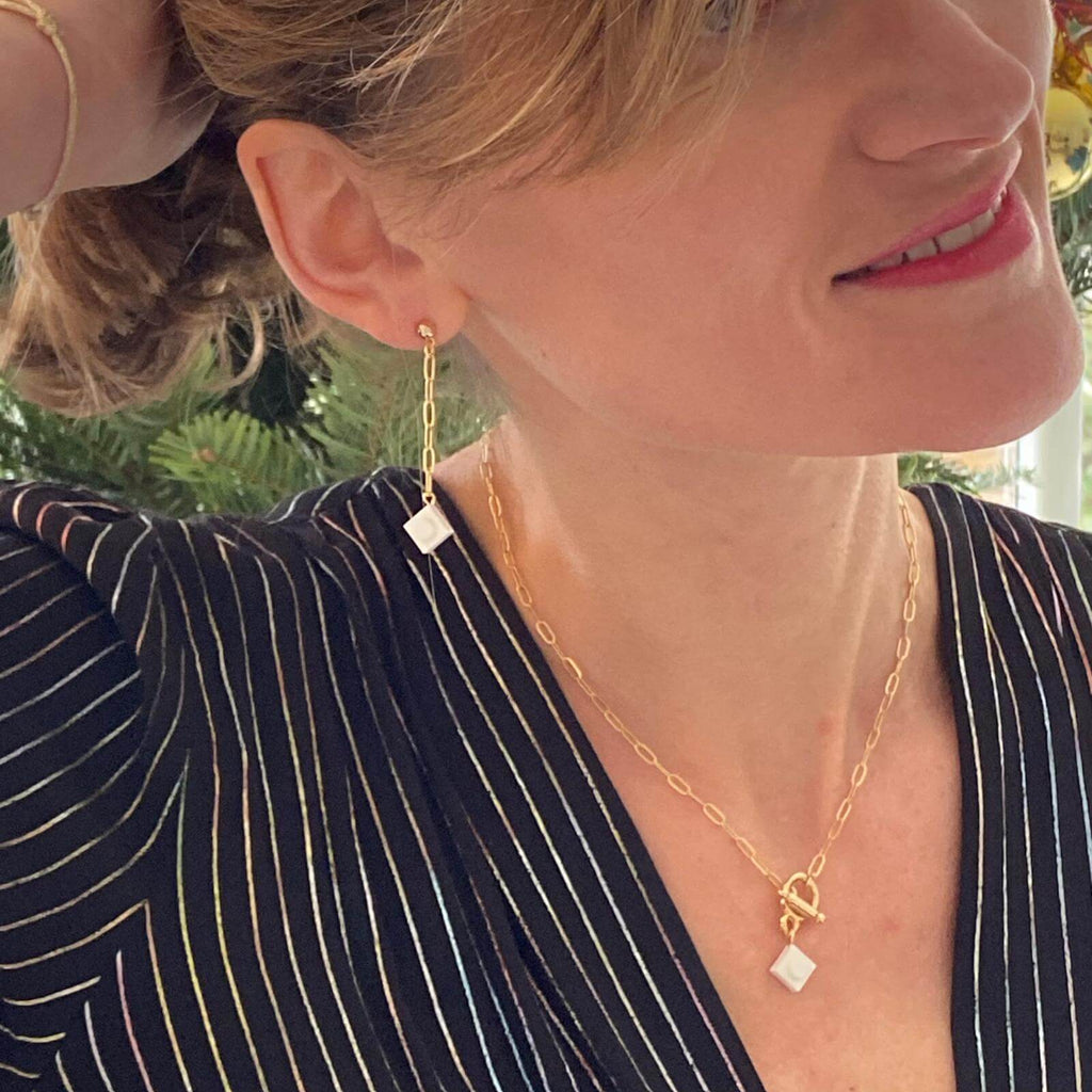 Boucles d'oreilles pendantes colorées fantaisies avec brique Lego, chaine dorée, style original et léger.