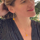 Boucles d'oreilles pendantes en chaîne dorée avec brique Lego® jaune, accessoire coloré et original.