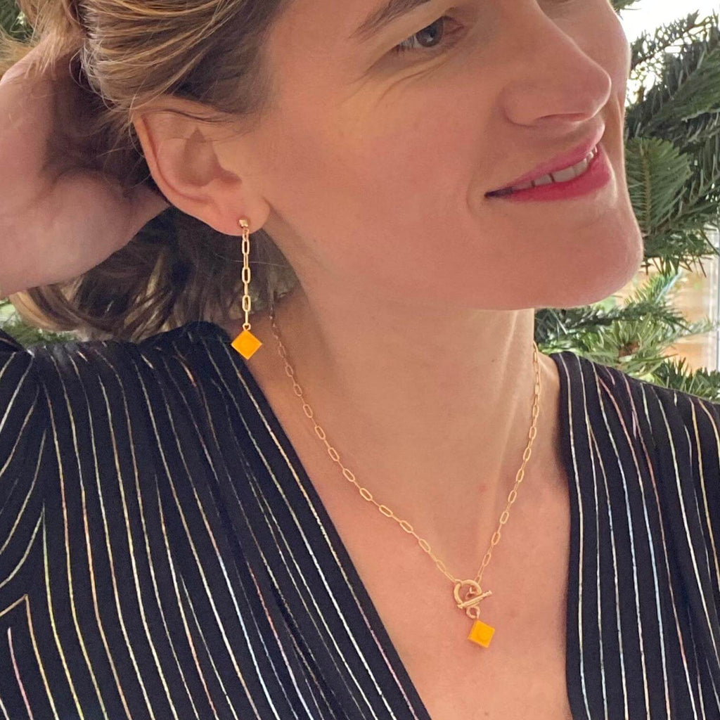 Boucles d'oreilles pendantes en chaîne dorée avec brique Lego® jaune, accessoire coloré et original.